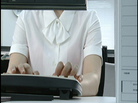 日常的オフィス 制服OLの透けブラとパンチラ　サンプル画像16